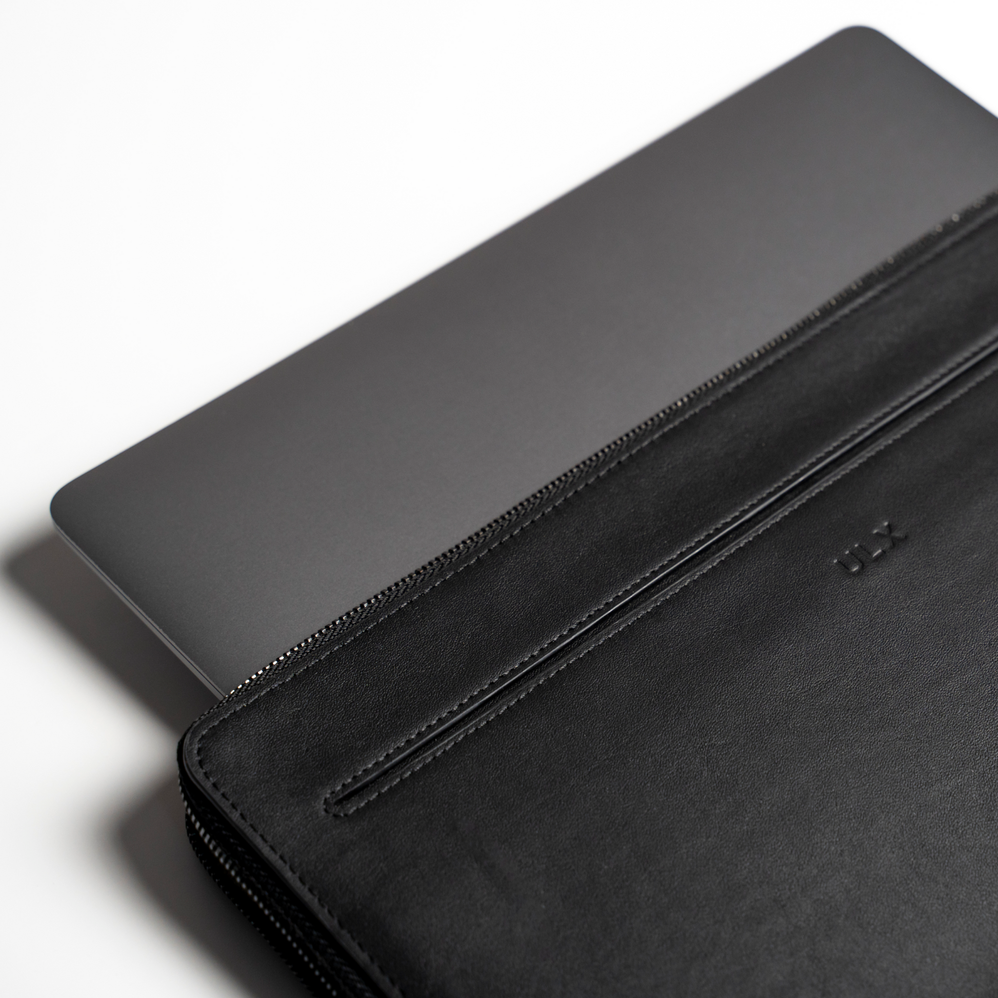 Black sales macbook sleeve